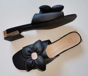 >>> BUTIK  -   Buty  GOTOWE-/   KLAPKI  czarne  z  dużym KWIATEM   /  rozmiar   43/44/45   Jeden  rozmiar /   Całkowita  długość  wkładki 29 cm 