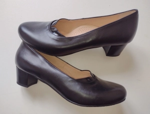 % PROMOCJA / Kup taniej buty gotowe -/ FK 9717   - skóra naturalna   czarna    / obcas ok. 4,5   cm / rozmiar  42  całkowita  długość  wyściółki  27,8 cm / Tęgość  powiększona H/ XL